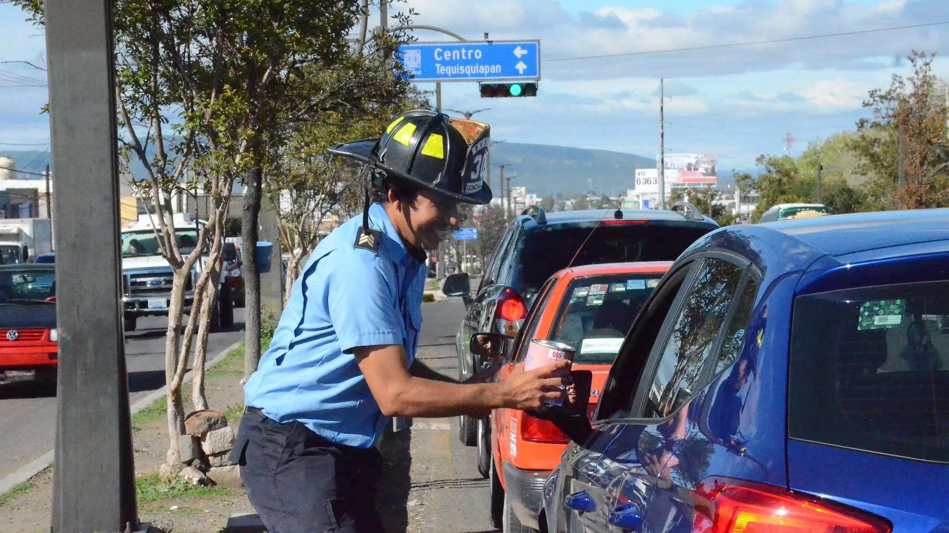 Con un porcentaje de lo que recauden en la colecta, adquirirán uniformes para los bomberos.  Foto Luis Luévanos.